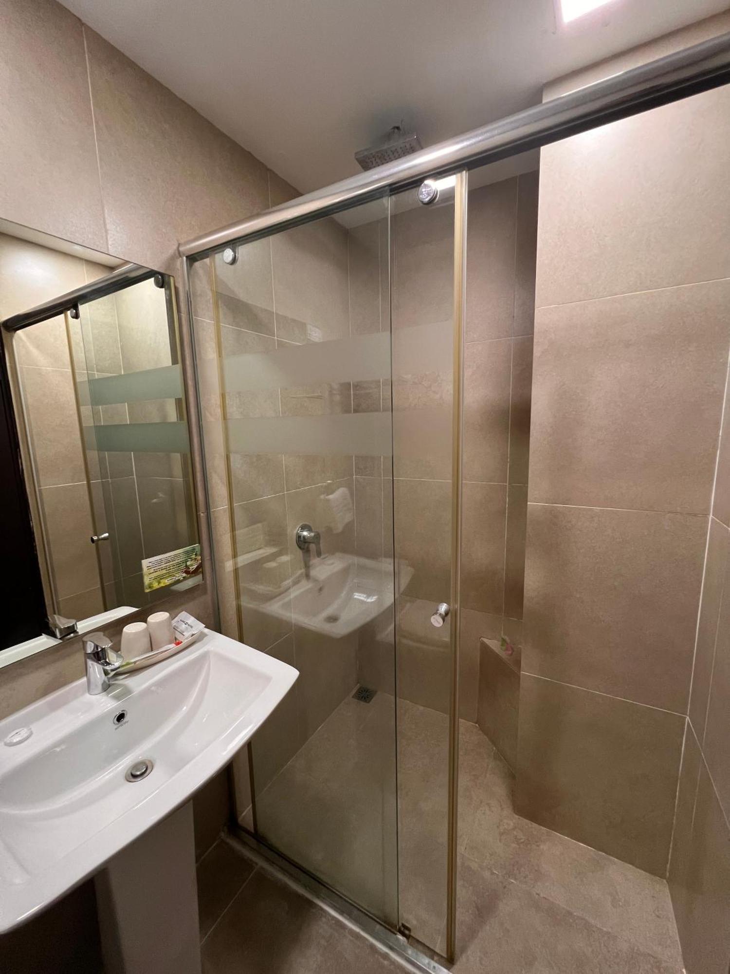 Ajang Hotel Мири Экстерьер фото